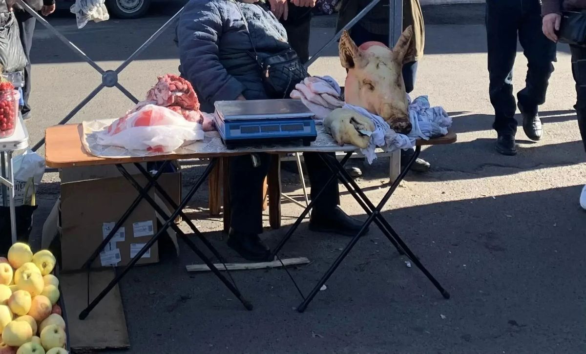 Сомневаешься – не бери!. Сотрудники администрации города и ветеринарной службы провели рейд по местам несанкционированной торговли Сомневаешься – не бери!. Сотрудники администрации города и ветеринарной службы провели рейд по местам несанкционированной торговли