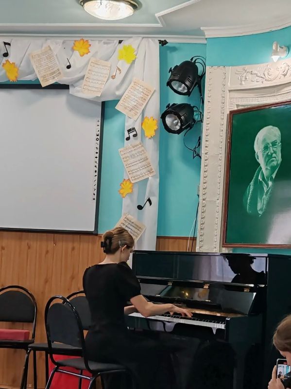 1 октября, в Международный день музыки, в Фатежскую детскую школу искусств приехали студенты и преподаватели Курского музыкального колледжа им. Г.В. Свиридова — и это был настоящий праздник искусства.Звучала музыка С.... 1 октября, в Международный день музыки, в Фатежскую детскую школу искусств приехали студенты и преподаватели Курского музыкального колледжа им. Г.В. Свиридова — и это был настоящий праздник искусства.Звучала музыка С....