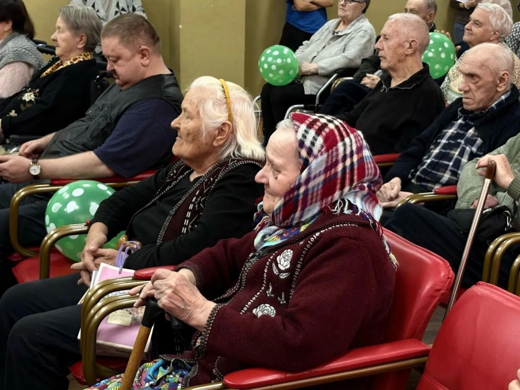Школьники порадовали жителей пансионата ветеранов войны и труда «Сосновый бор» Школьники порадовали жителей пансионата ветеранов войны и труда «Сосновый бор»