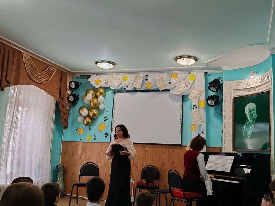 1 октября, в Международный день музыки, в Фатежскую детскую школу искусств приехали студенты и преподаватели Курского музыкального колледжа им. Г.В. Свиридова — и это был настоящий праздник искусства.Звучала музыка С.... 1 октября, в Международный день музыки, в Фатежскую детскую школу искусств приехали студенты и преподаватели Курского музыкального колледжа им. Г.В. Свиридова — и это был настоящий праздник искусства.Звучала музыка С....