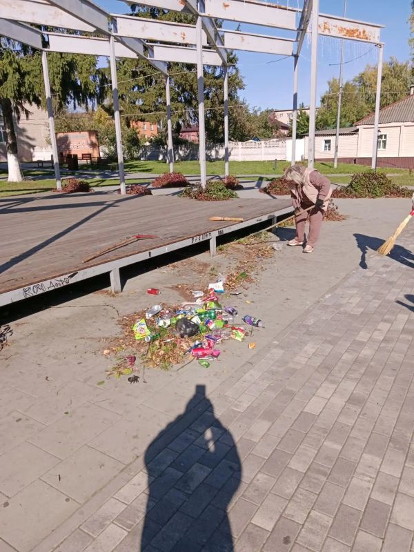 Сегодня сотрудники Администрации города вышли на субботник — навели порядок на Центральной площади Сегодня сотрудники Администрации города вышли на субботник — навели порядок на Центральной площади