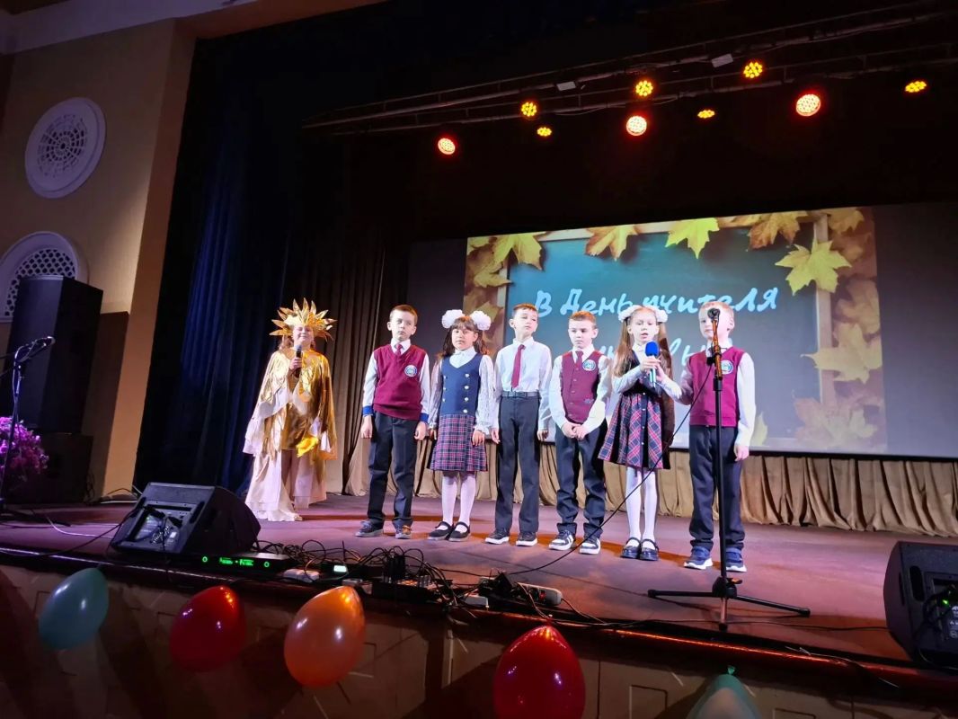 Сегодня в Городском доме культуры прошёл праздничный концерт, посвящённый Дню учителя Сегодня в Городском доме культуры прошёл праздничный концерт, посвящённый Дню учителя
