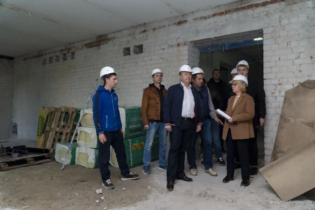 Заместитель губернатора Курской области Оксана Крутько вместе с ректором Курского ГАУ Александром Мусьялом проверили ход капитального ремонта студенческого общежития № 7 и лабораторного корпуса Заместитель губернатора Курской области Оксана Крутько вместе с ректором Курского ГАУ Александром Мусьялом проверили ход капитального ремонта студенческого общежития № 7 и лабораторного корпуса