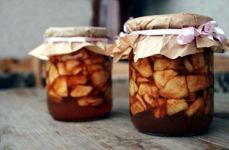 Ароматные яблоки в карамельном сиропе с корицей для зимних запасов
