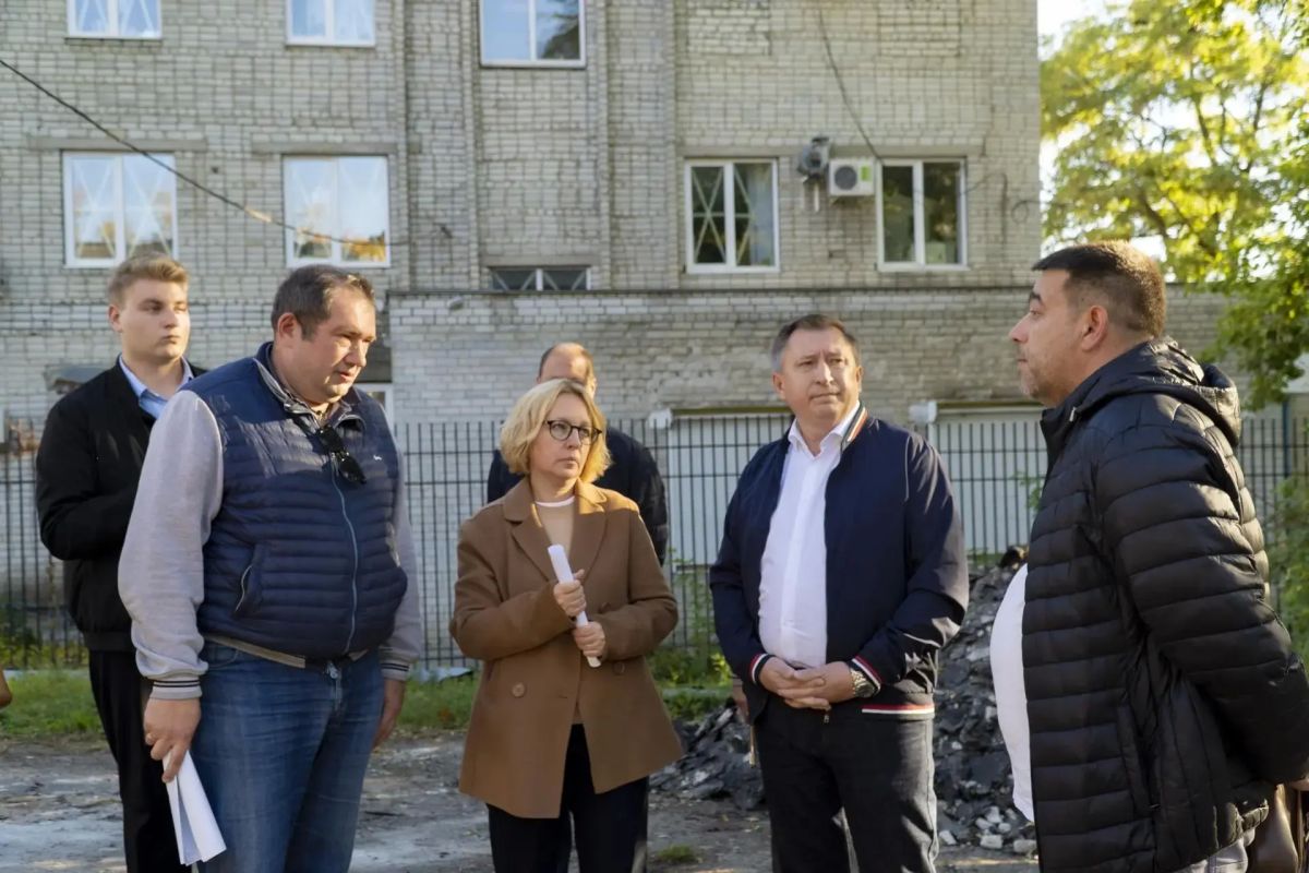 Заместитель губернатора Курской области Оксана Крутько вместе с ректором Курского ГАУ Александром Мусьялом проверили ход капитального ремонта студенческого общежития № 7 и лабораторного корпуса Заместитель губернатора Курской области Оксана Крутько вместе с ректором Курского ГАУ Александром Мусьялом проверили ход капитального ремонта студенческого общежития № 7 и лабораторного корпуса