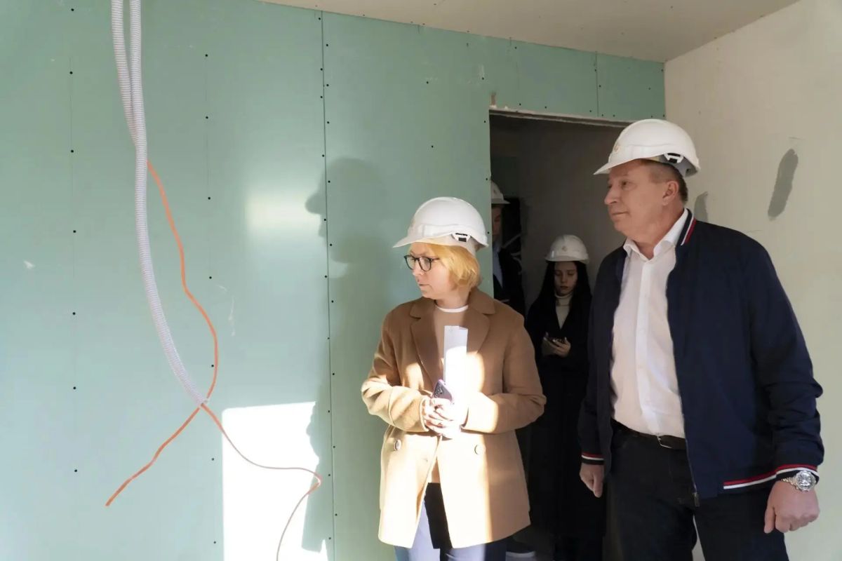Заместитель губернатора Курской области Оксана Крутько вместе с ректором Курского ГАУ Александром Мусьялом проверили ход капитального ремонта студенческого общежития № 7 и лабораторного корпуса Заместитель губернатора Курской области Оксана Крутько вместе с ректором Курского ГАУ Александром Мусьялом проверили ход капитального ремонта студенческого общежития № 7 и лабораторного корпуса