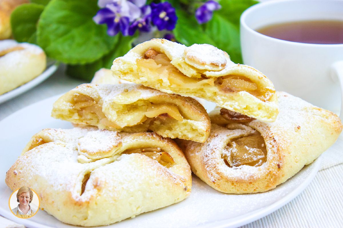 Нежные творожные конвертики с яблоками и бананами: простота и вкус в одном лакомстве
