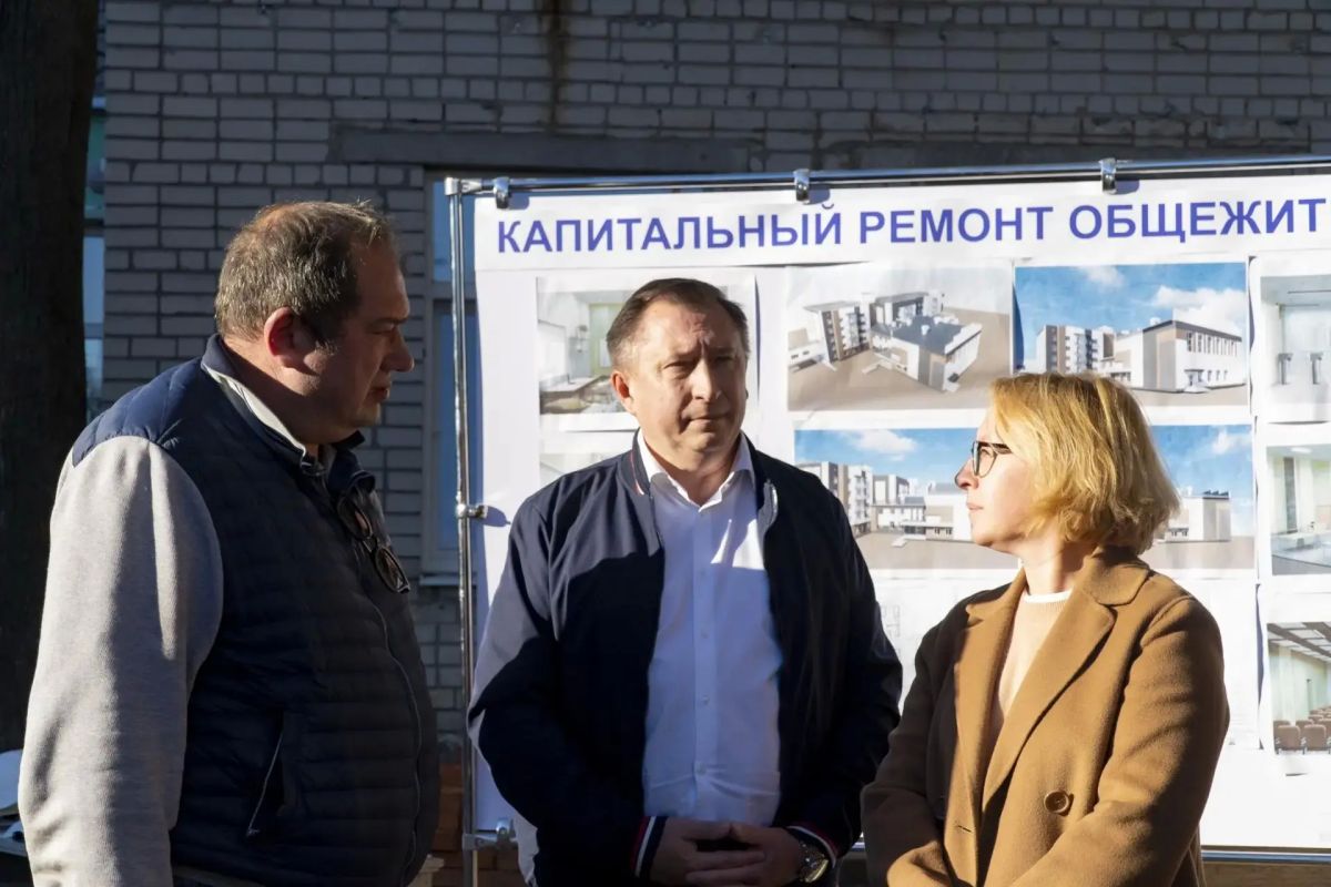 Заместитель губернатора Курской области Оксана Крутько вместе с ректором Курского ГАУ Александром Мусьялом проверили ход капитального ремонта студенческого общежития № 7 и лабораторного корпуса Заместитель губернатора Курской области Оксана Крутько вместе с ректором Курского ГАУ Александром Мусьялом проверили ход капитального ремонта студенческого общежития № 7 и лабораторного корпуса