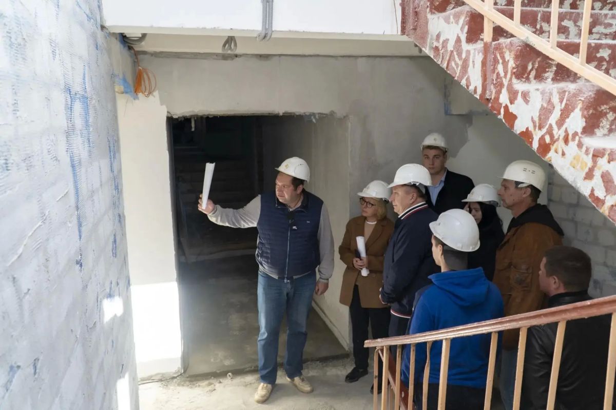 Заместитель губернатора Курской области Оксана Крутько вместе с ректором Курского ГАУ Александром Мусьялом проверили ход капитального ремонта студенческого общежития № 7 и лабораторного корпуса Заместитель губернатора Курской области Оксана Крутько вместе с ректором Курского ГАУ Александром Мусьялом проверили ход капитального ремонта студенческого общежития № 7 и лабораторного корпуса
