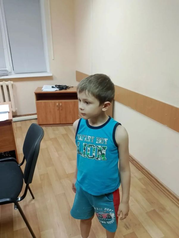 В Курске сотрудники полиции устанавливают личность малолетнего ребенка, найденного возле торгового центра по ул. Студенческой