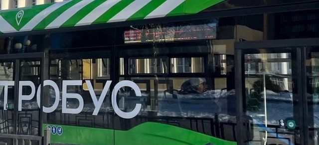В Курске от обломков БПЛА загорелся электробус, есть пострадавшие