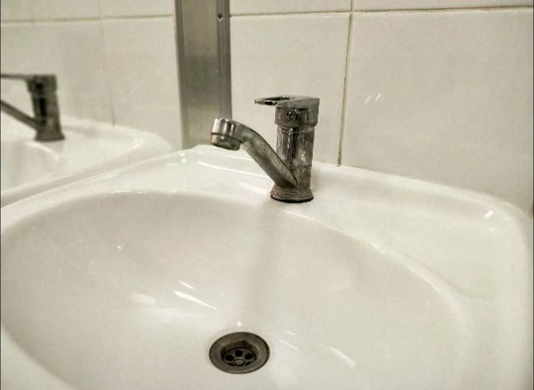 В Курске из-за аварии на водопроводе упало давление холодной воды