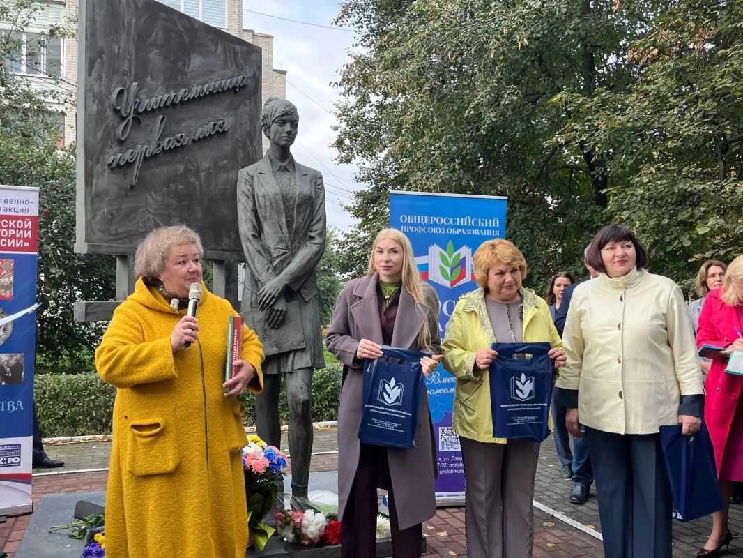 Куряне возложили цветы к памятнику Первой учительнице Куряне возложили цветы к памятнику Первой учительнице
