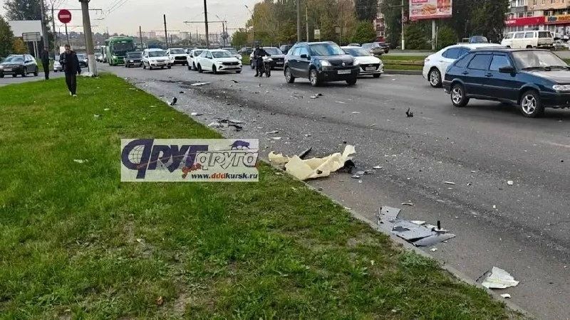 Кадры с места падения обломков БПЛА в Курске публикуют местные ТГ-каналы Кадры с места падения обломков БПЛА в Курске публикуют местные ТГ-каналы