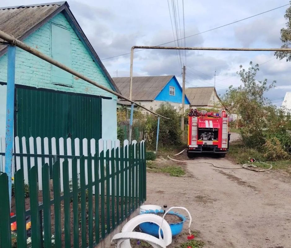 Огнеборцы ПЧ Фатежского района на тушении автомобиля