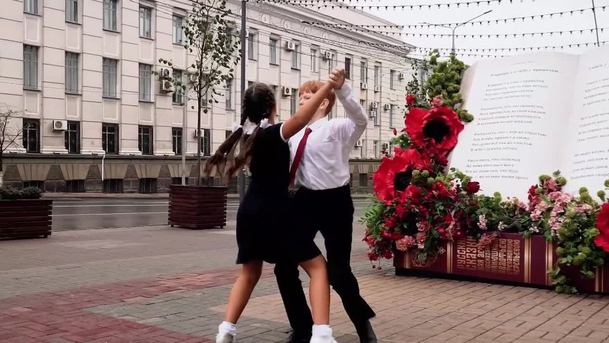 Курские школьники Мелания Козлитина и Елисей Кошман спешат поздравить всех учителей с их профессиональным праздником! #культура46 #образование46
