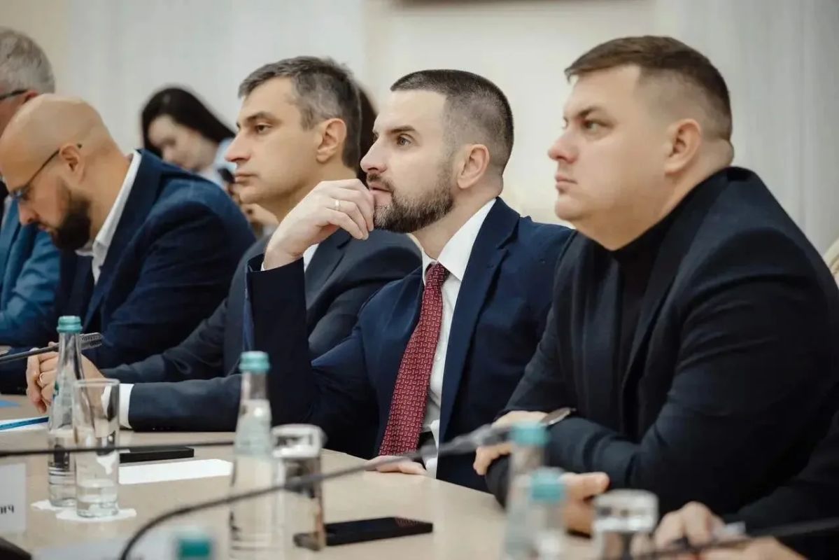 Сегодня состоялось заседание Правительства Курской области под руководством губернатора Курской области Александра Евсеевича Хинштейна Сегодня состоялось заседание Правительства Курской области под руководством губернатора Курской области Александра Евсеевича Хинштейна
