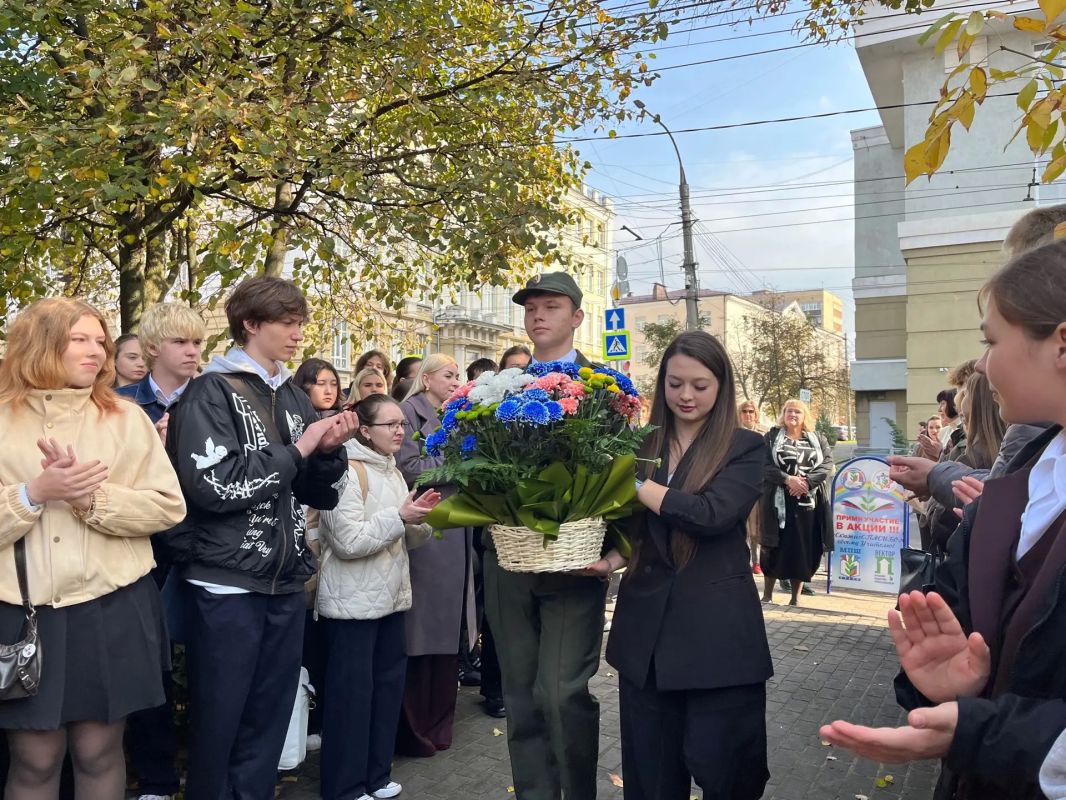 Куряне возложили цветы к памятнику Первой учительнице Куряне возложили цветы к памятнику Первой учительнице