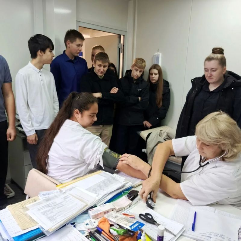 Девятиклассники Верхнелюбажской средней школы посетили фельдшерско-акушерский пункт (ФАП) в рамках профориентационного мероприятия Девятиклассники Верхнелюбажской средней школы посетили фельдшерско-акушерский пункт (ФАП) в рамках профориентационного мероприятия