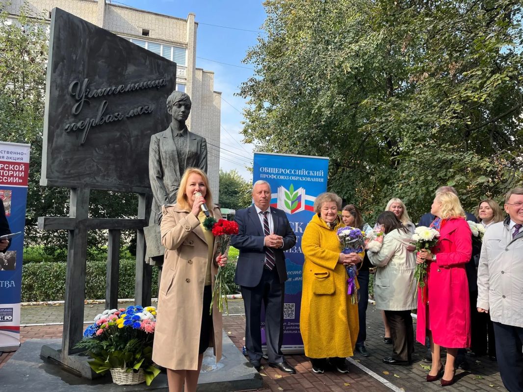 Куряне возложили цветы к памятнику Первой учительнице Куряне возложили цветы к памятнику Первой учительнице