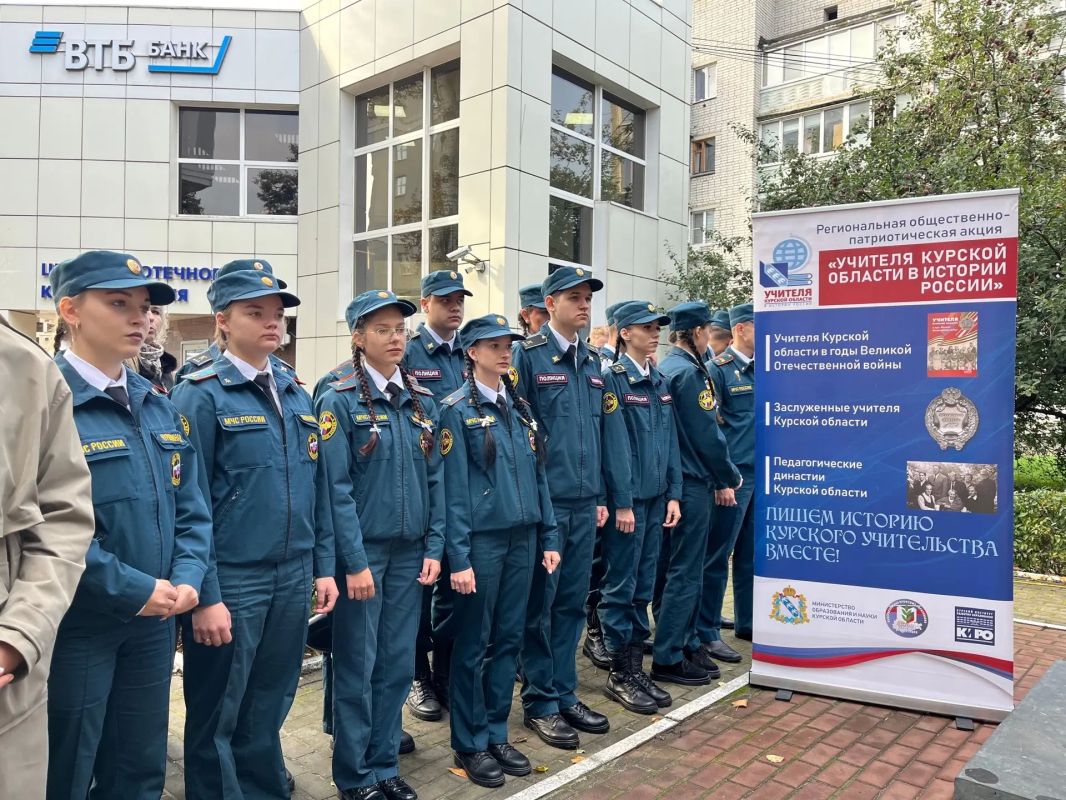 Куряне возложили цветы к памятнику Первой учительнице Куряне возложили цветы к памятнику Первой учительнице