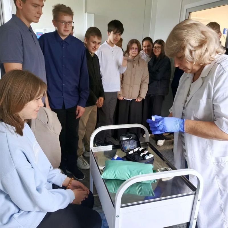 Девятиклассники Верхнелюбажской средней школы посетили фельдшерско-акушерский пункт (ФАП) в рамках профориентационного мероприятия Девятиклассники Верхнелюбажской средней школы посетили фельдшерско-акушерский пункт (ФАП) в рамках профориентационного мероприятия