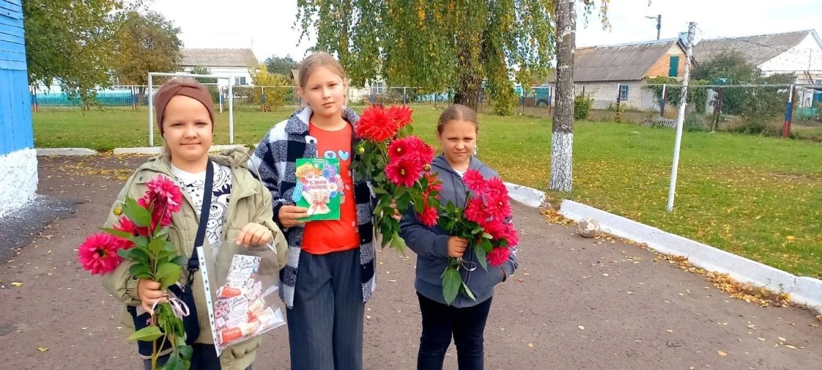 Работники Чермошнянского СДК вместе с детьми поздравили с Днём учителя педагогов, живущих в посёлке Чермошной: Эмилию Валерьевну Плохих, Ольгу Васильевну Щетинину, Светлану Анатольевну Выскребенцеву, Анну Владимировну... Работники Чермошнянского СДК вместе с детьми поздравили с Днём учителя педагогов, живущих в посёлке Чермошной: Эмилию Валерьевну Плохих, Ольгу Васильевну Щетинину, Светлану Анатольевну Выскребенцеву, Анну Владимировну...