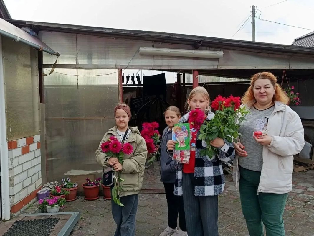 Работники Чермошнянского СДК вместе с детьми поздравили с Днём учителя педагогов, живущих в посёлке Чермошной: Эмилию Валерьевну Плохих, Ольгу Васильевну Щетинину, Светлану Анатольевну Выскребенцеву, Анну Владимировну... Работники Чермошнянского СДК вместе с детьми поздравили с Днём учителя педагогов, живущих в посёлке Чермошной: Эмилию Валерьевну Плохих, Ольгу Васильевну Щетинину, Светлану Анатольевну Выскребенцеву, Анну Владимировну...