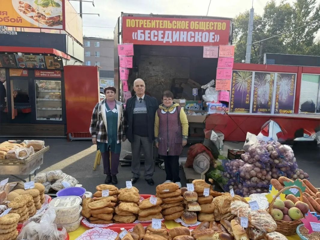 На площади Комарова в рамках ярмарки «Осень2026» павильон потребительского общества «Бесединское» покорил всех ароматом свежей выпечки!