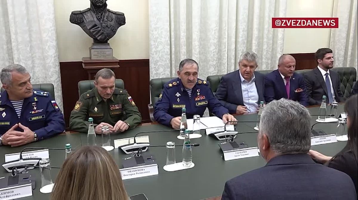"Искреннее восхищение его подвигом — как офицера, человека и командира": замминистра обороны РФ Юнус-Бек Евкуров вручил звезду Героя России родственникам погибшего в зоне СВО Айка Гаспаряна