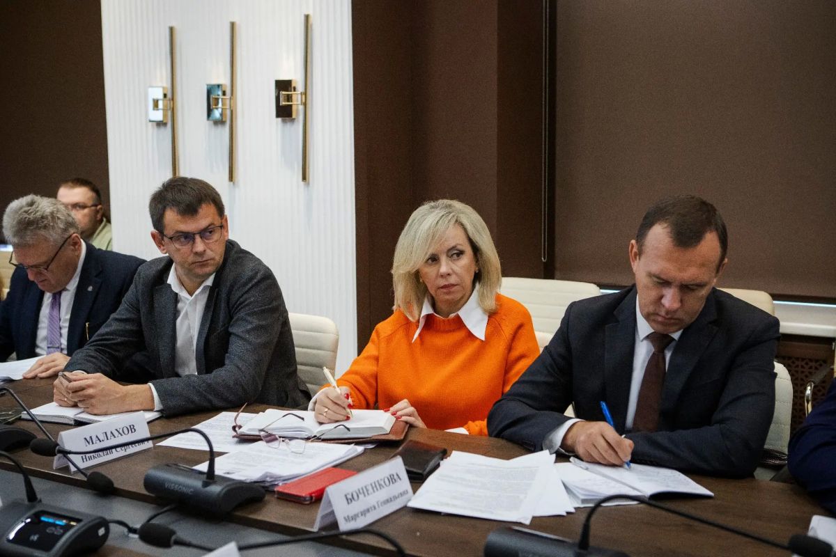 Провел рабочую планерку с коллегами Провел рабочую планерку с коллегами