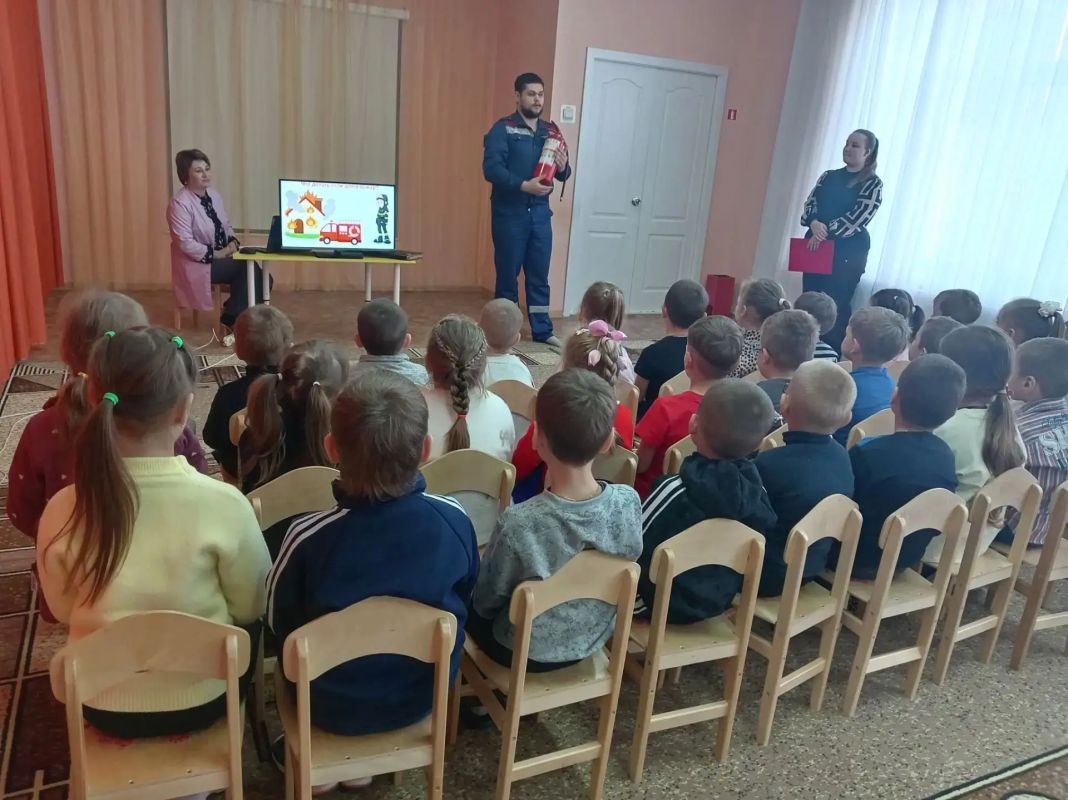 Безопасность начинается с детства: урок культуры безопасности в медвенском детском саду «Улыбка» Безопасность начинается с детства: урок культуры безопасности в медвенском детском саду «Улыбка»