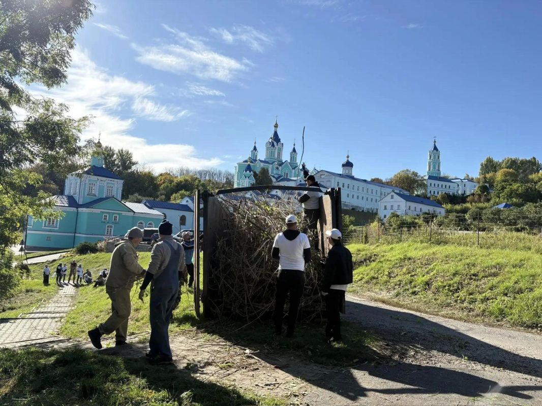 В местечке Свобода Золотухинского района на территории Коренной пустыни прошла Всероссийская акция «Вода России» В местечке Свобода Золотухинского района на территории Коренной пустыни прошла Всероссийская акция «Вода России»