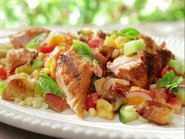 Салат из курицы на гриле с кукурузой и свежими овощами