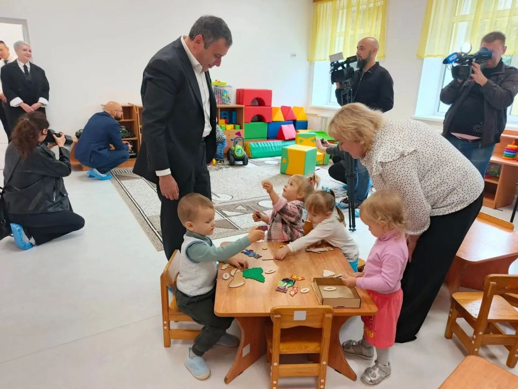 Губернатор Александр Хинштейн проверил капремонт в курском детском саду №17