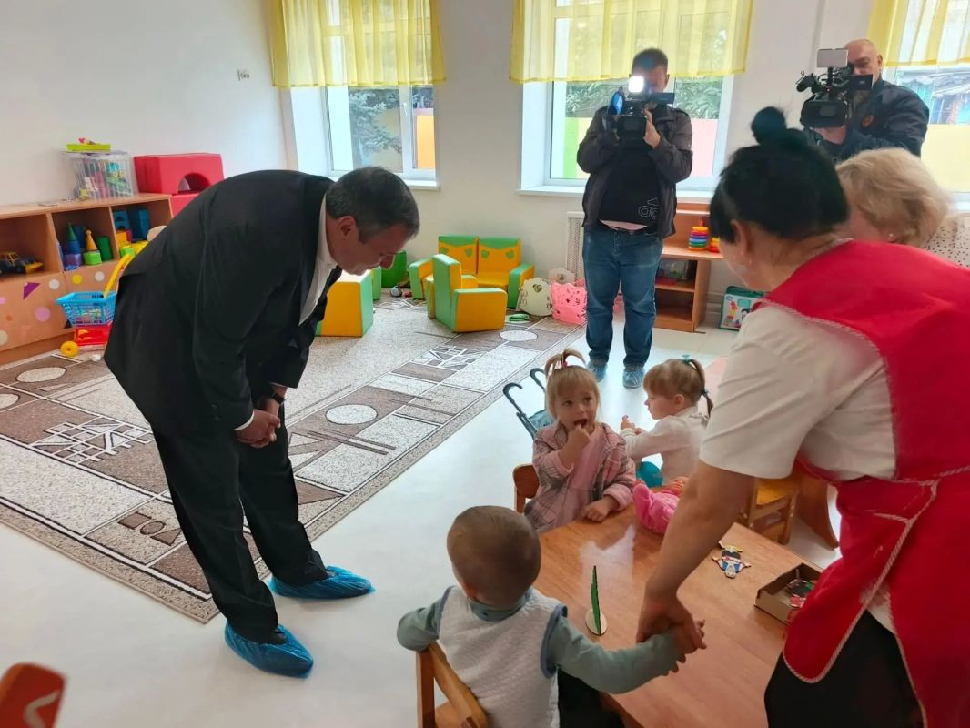 Губернатор Александр Хинштейн проверил капремонт в курском детском саду №17 Губернатор Александр Хинштейн проверил капремонт в курском детском саду №17