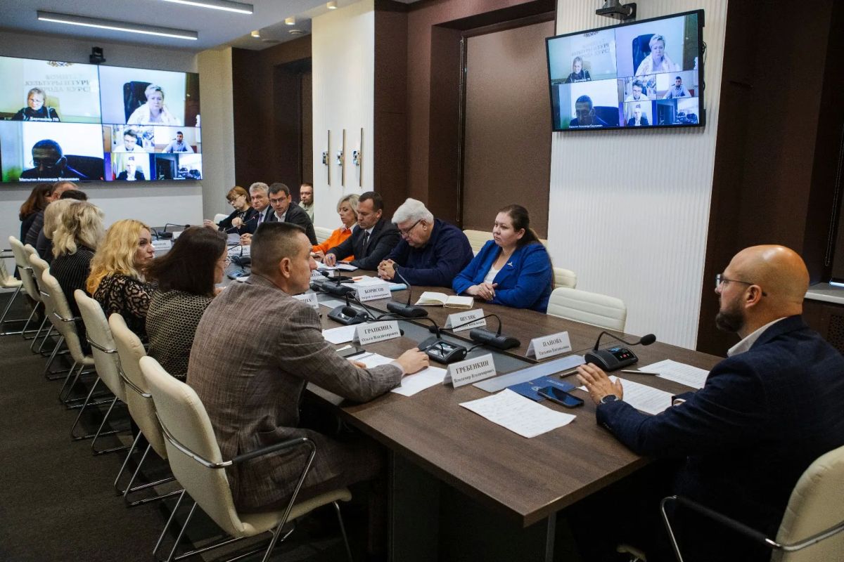 Провел рабочую планерку с коллегами Провел рабочую планерку с коллегами