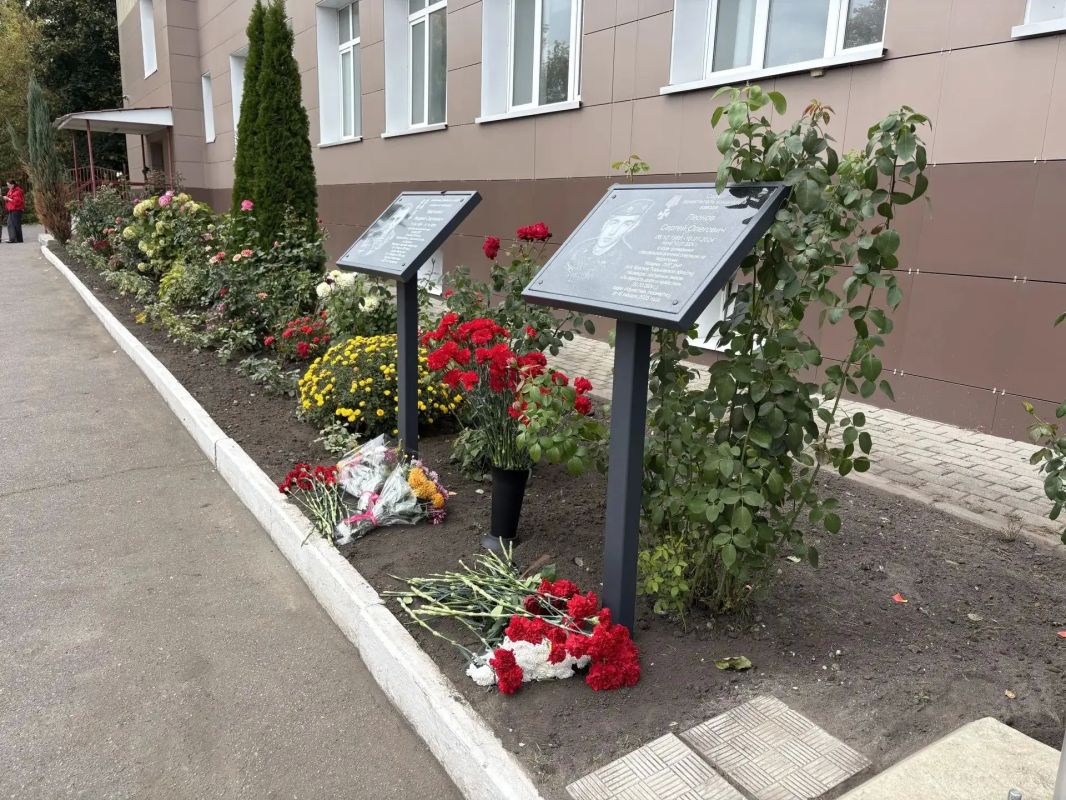 В Курске открыли мемориальные доски в память о героях СВО В Курске открыли мемориальные доски в память о героях СВО