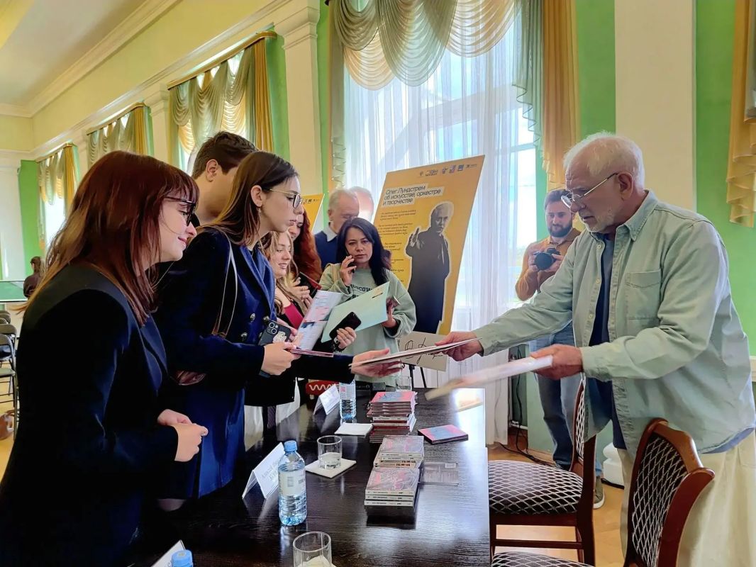 В Курске заиграет джаз . Этой осенью фестиваль «Джазовая провинция» вновь соберет ценителей музыки. Концертную программу посвятят Олегу Лундстрему – композитору, дирижеру, основателю оркестра, внесенного в Книгу рекордов... В Курске заиграет джаз . Этой осенью фестиваль «Джазовая провинция» вновь соберет ценителей музыки. Концертную программу посвятят Олегу Лундстрему – композитору, дирижеру, основателю оркестра, внесенного в Книгу рекордов...