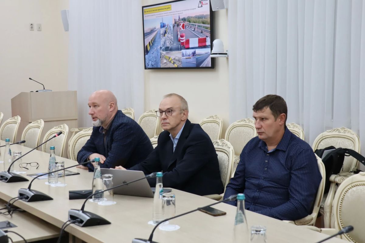 Заместитель губернатора Курской области Сергей Фофанов провел встречу, посвященную организации замкнутого цикла переработки автомобильных шин и выпуска дорожных изделий Заместитель губернатора Курской области Сергей Фофанов провел встречу, посвященную организации замкнутого цикла переработки автомобильных шин и выпуска дорожных изделий