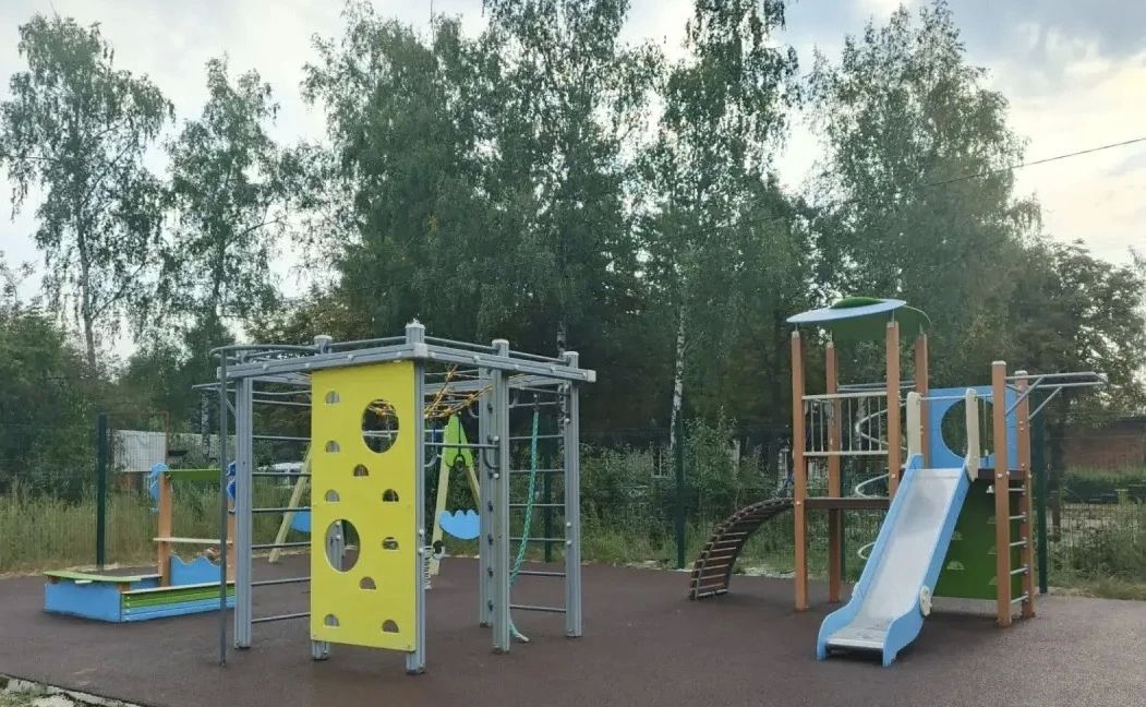 Во Льгове завершили строительство новой детской площадки