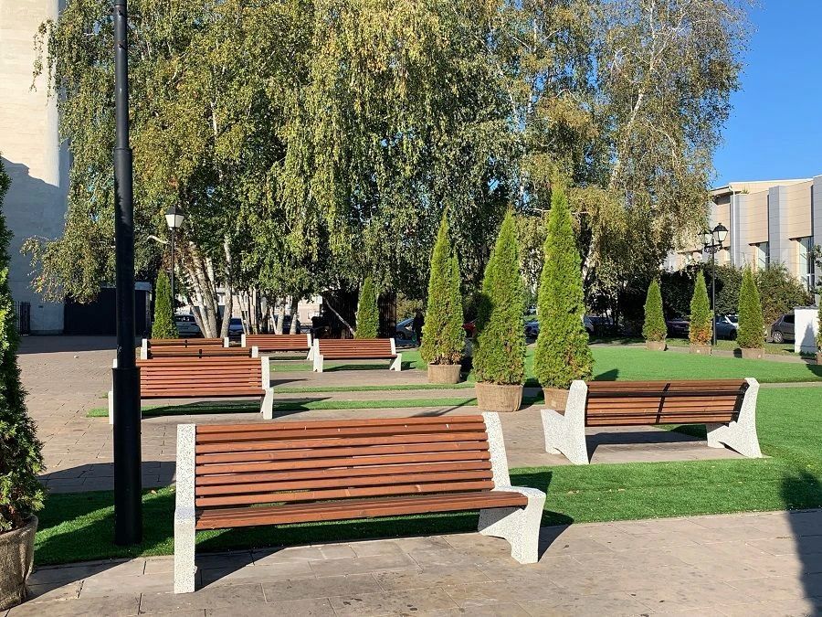 На Театральной площади Курска меняют скамейки