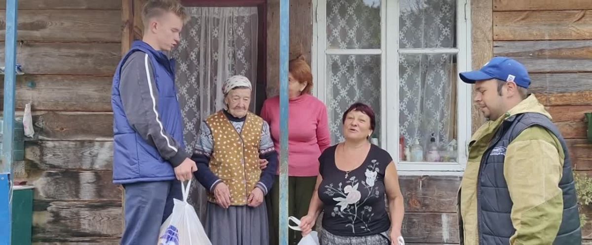 Игорь Кастюкевич: Курская область. Гуманитарную помощь жителям села Велье Рыльского района привезли участники 31 смены волонтерского лагеря Единой России «Курский рубеж»