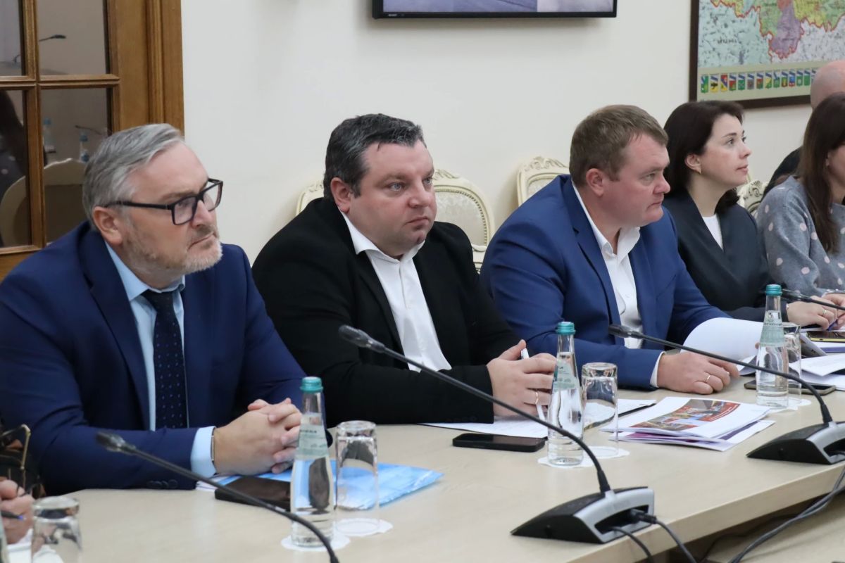 Заместитель губернатора Курской области Сергей Фофанов провел встречу, посвященную организации замкнутого цикла переработки автомобильных шин и выпуска дорожных изделий Заместитель губернатора Курской области Сергей Фофанов провел встречу, посвященную организации замкнутого цикла переработки автомобильных шин и выпуска дорожных изделий