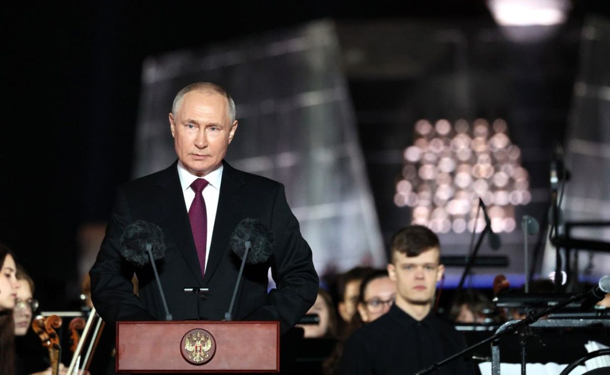 Поздравляем Владимира Путина с днём рождения! Желаем Президенту России крепкого здоровья и плодотворной работы на благо нашей страны! Победа будет за нами! На фото наш президент в поселке Поныри на 80-летие победы в Курской...