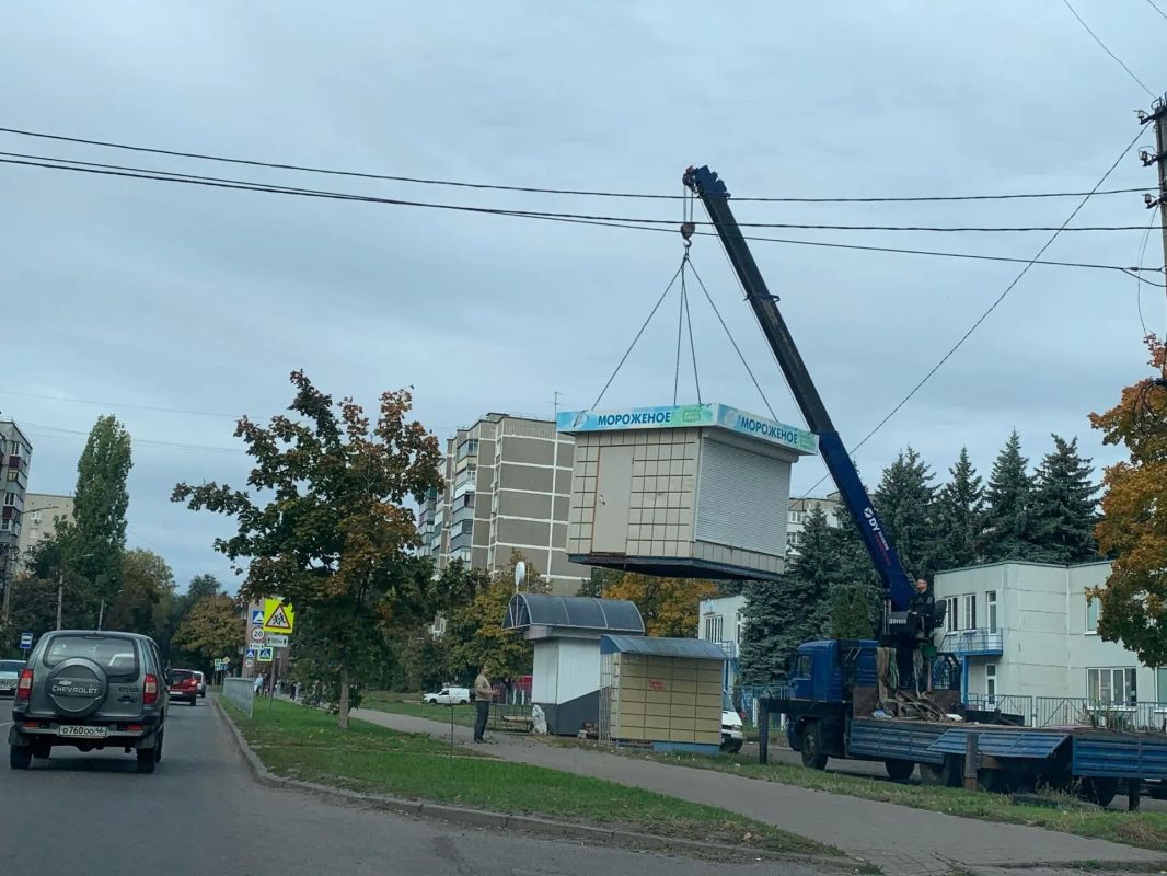 В Курске демонтируют ларьки «Мороженое»