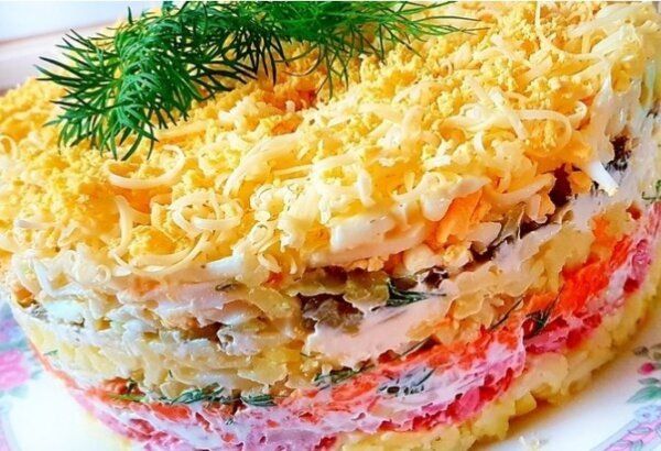 Слоёный салат-торт с ветчиной: яркая закуска из овощей и сыра