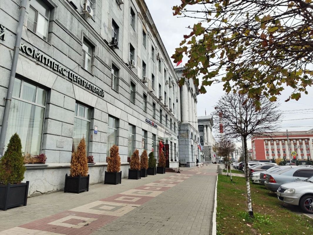 В Курске на улице Марата "красуются" засохшие туи В Курске на улице Марата "красуются" засохшие туи