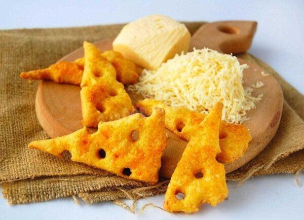 Домашние сырные крекеры: хрустящая закуска, которую легко приготовить