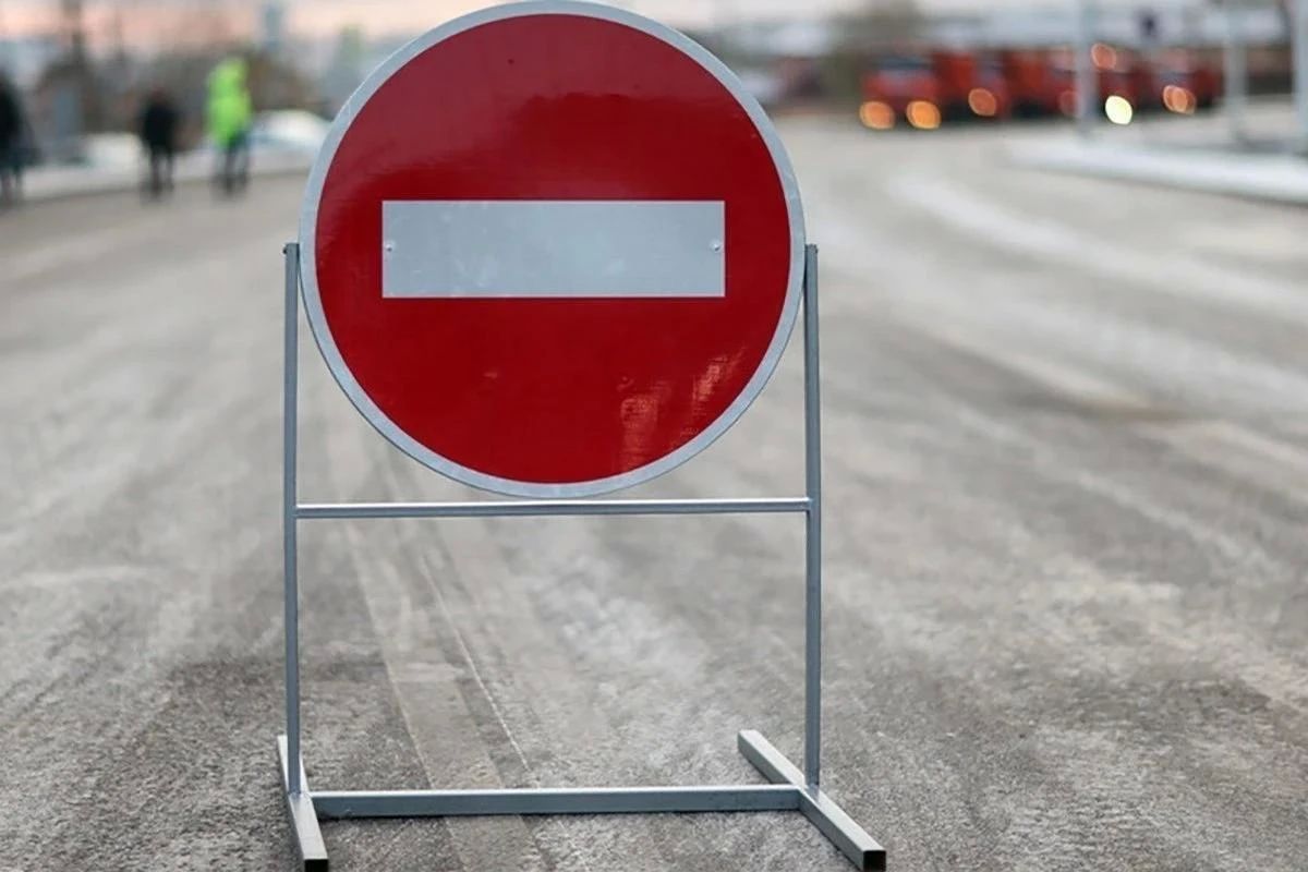 Внимание, автолюбители!. 9 октября 2026 года в Курске планируют перекрыть автомобильное движение на участке (дублер) от дома № 21/13 до № 13/1 по улице Дейнеки